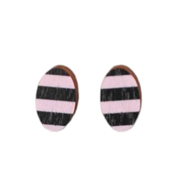 The Törmi earrings Juova pink/black, designed by BUTIK KUBIK, feature a striking pink and black striped pattern on Finnish Birch plywood. These oval-shaped earrings arrive in eco-friendly packaging, showcasing a commitment to sustainability.