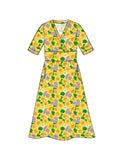 BUTIK KUBIK’s Cissi och Selma Vivi dress humlesurr gul is a sommarklänning made from ekologisk bomull, featuring elbow-length sleeves, a V-neckline, and a colorful pattern of yellow flowers with green leaves and purple accents on a white background—a refreshing nyhet.