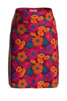 The Cissi och Selma Majken skirt Humlesurr Magenta from BUTIK KUBIK is a vibrant, high-waisted skirt made from ekologisk bomullskjol, featuring a bold floral pattern in orange, blue, and pink on a dark purple background with an eye-catching retro style and stretchy midja for comfort.