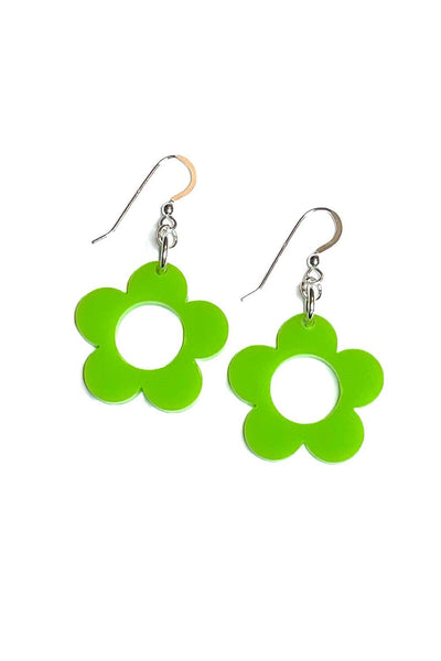 The Cissi & Selma Örhängen Frö Lime liten by BUTIK KUBIK are limited edition silver earrings shaped like green five-petal flowers with a circular cut-out center, attached to silver hooks, elegantly standing out against a white background.