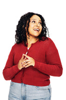A woman wearing the Cissi och Selma cardigan Sigrid Läppstift by BUTIK KUBIK.
