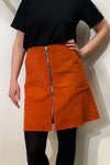 A woman wearing the BUTIK KUBIK Kubik corduroy zip skirt nr 2, made from OekoTex cotton corduroy.